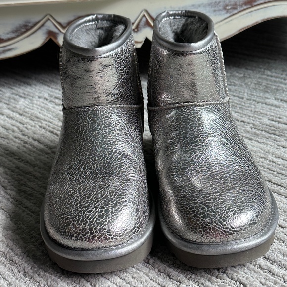 Dark silver Uggs. Short style. Almost brand new. Size 6 ( run large) - Picture 1 of 8